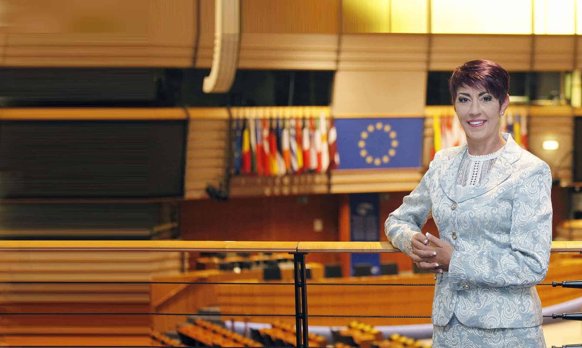 Christine Anderson – Mitglied des Europäischen Parlaments Christine Anderson - Mitglied des Europäischen Parlaments